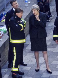 Theresa Mayová při setkání se záchranáři pod Grenfell Tower