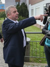 Jaroslav Staník, tajemník SPD, na snímku z října 2017. Během volební soboty nechal přivolat policii, aby odvedla některé novináře z ČT a Info.cz ze štábu SPD.