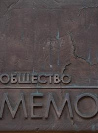 Plaketa Memorialu na zdi sídla organizace v Moskvě (ilustrační snímek).