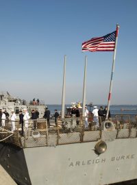 Američtí mariňáci na palubě torpédoborce USS Arleigh Burke (DDG-51), který vyráží na nasazení do Evropy a na Blízký východ.