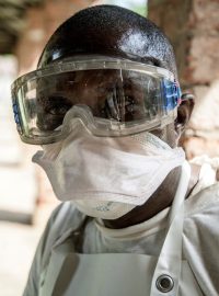 Rouška a ochranné brýle jako štít proti smrtící nákaze. Epidemie eboly v Demokratické republice Kongo, nemocnice v Bikoru, květen 2018.