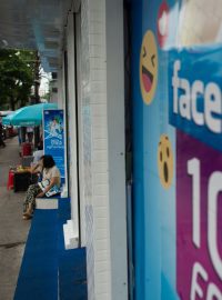 Reklama na internetová data s logem sítě Facebook v ulicích Rangúnu
