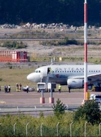 Evakuovaný Airbus A319 na přistávací dráze