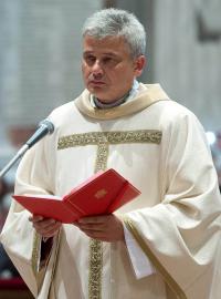 Šéf papežské charity kardinál Konrad Krajewski