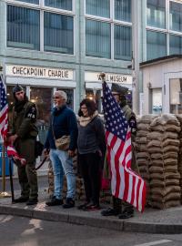 Turisté se v Berlíně fotí u Checkpointu Charlie