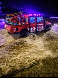 Portugalští hasiči zasahují kvůli bouři Elsa ve městě Trofa.