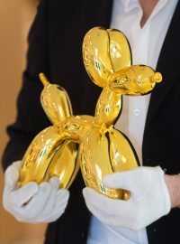 Jedna ze soch „balónkového psa“ od amerického tvůrce Jeffa Koonse