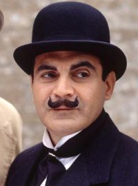 Drobné změny textu se týkají detektivních příběhů se slečnou Marplovou a Herculem Poirotem napsaných v letech 1920 až 1976