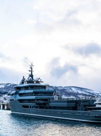 Superjachta ruského oligarchy Vladimira Stržalkovského  Ragnar  v přístavu v Narvik