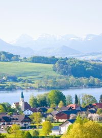 Rakouská obec Seeham a jezero Obertrumer See