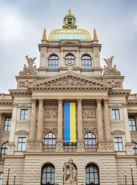 Ukrajinská vlajka na budově Národního muzea (archivní foto)