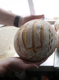Pekař v Oděse zdobí chléb ukrajinským trojzubcem