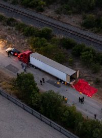 Americká policie našla 46 těl v kamionu, šlo pravděpodobně o nelegální migranty