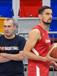 Kouč basketbalové reprezentace Ronen Ginzburg a lídr z řad hráčů Tomáš Satoranský