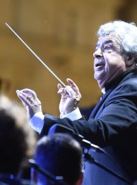 Jedenasedmdesátiletý Američan ruského původu vede orchestr od roku 2018, kdy nahradil zemřelého Jiřího Bělohlávka a stal se čtvrtým zahraničním šéfdirigentem nejvýznamnějšího českého orchestru od roku 1989.