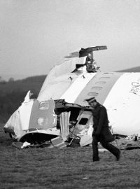 Na snímku z roku 1988 je vidět část Boeingu 747 Pan Am na skotském poli v Lockerbie poté, co bylo letadlo mířící z Londýna do New Yorku roztrhané na kusy teroristickou bombou
