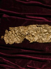 Muzeum v Bruntále představilo několik tisíc let starý šperk, který nalezl zemědělec na Opavsku. Diadém o váze 600 gramů pochází z doby bronzové