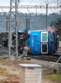 Hasiči přečerpávají toxický benzen z cisteren havarovaného nákladního vlaku na železničním koridoru u Poříčan na Kolínsku