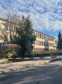 Na této střední škole ve městě Nováky na západě země podle televize Markíza útočník napadl jednu ze studentek a údajně zaútočil také na chlapce, který vyvázl bez zranění