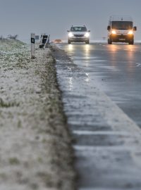 Čerstvá sněhová pokrývka u obce Vysoké Popovice na Brněnsku