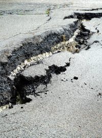 Zemětřesení, trhlina, silnice (ilustrační foto)