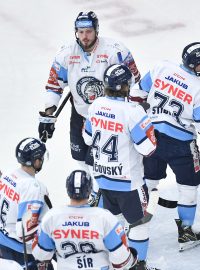 Hokejisté LIberce slaví výhru nad Pardubicemi