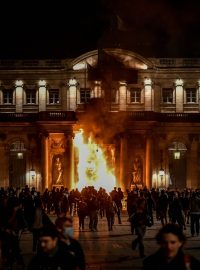 Během protestů došlo také k požáru vchodu do radnice v Bordeaux