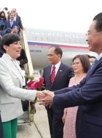 Předsedkyni sněmovny přivítal na lětišti ministr zahraničí Joseph Wu