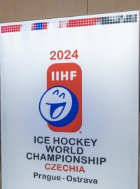 Jakub Voráček a Petr Bříza představují oficiální logo mistrovství světa v hokeji, které v roce 2024 proběhne v Česku