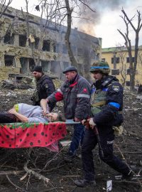 Vítězný snímek z rozbombardované porodnice v Mariupolu od Jevhena Maloletky