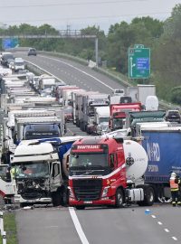 Nehoda kamionů na dálnici D2 ve směru na Slovensko