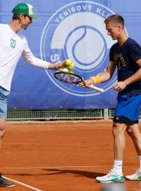 Tomáš Berdych vypomáhá Jiřímu Lehečkovi v tréninku