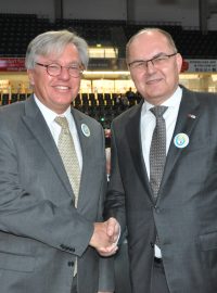 Sudetští Němci na svém sjezdu v Řezně udělili 27. května 2023 z rukou Bernda Posselta své nejvyšší vyznamenání, kterým je Evropská cena Karla IV., českému sociálnímu demokratovi Liboru Roučkovi (vlevo) a německému diplomatovi Christianu Schmidtovi (vpravo)