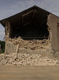 Jedna ze stovek poškozených budov po zemětřesení na západu Francie