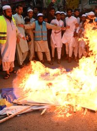 Protesty v pákistánském Láhauru proti pálení koránu ve Švédsku. Demonstrující pálí švédskou vlajku