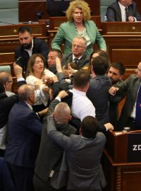 Zákonodárce Mergim Lushtaku z Demokratické strany Kosova přistoupil ke Kurtimu během jeho projevu a chrstl na premiéra vodu