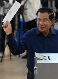 Premiér Kambodži Hun Sen u volební urny