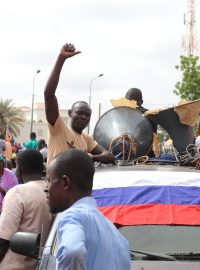 V ulicích Nigeru podporovali lidé nové vojenské vedení země a Rusko