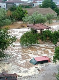 zaplavená ulice a auto střední řecko Milina oblast Pilion přívalové deště