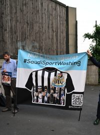 Protest fanoušků Newcastlu proti sportwashingu