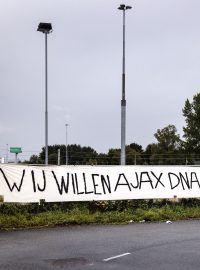 Fotbalový klub Ajax Amsterodam se na začátku nové sezony trápí. Po nedohraném šlágru s Feyenoordem odvolal sportovního ředitele