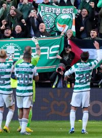 Fotbalisté skotského Celticu oslavují před svými fanoušky
