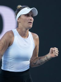 Markéta Vondroušová (Česko) reaguje na bod během zápasu s Igou Swiatekovou (Polsko) během druhého dne GNP Saguaros WTA Finals v Cancúnu