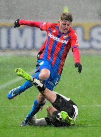 Plzeňský fotbalista Pavel Šulc bojuje s hradeckým Danielem Horákem v zápase 16. kola
