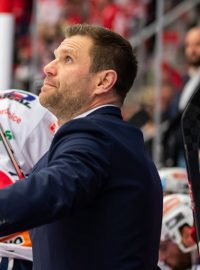 Václav Varaďa na lavičce hokejistů Pardubic