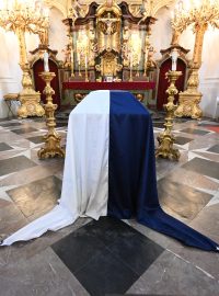 Rakev Karla Schwarzenberga vystavená v pražském kostele Panny Marie pod Řetězem