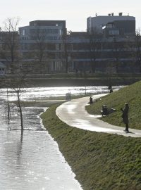Rozvodněná řeka Morava v Olomouci zaplavila náplavku