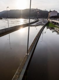 Rozvodněným Labem zaplavená silnice I/30 v nefunkční protipovodňové vaně v Přístavní ulici pod mostem Dr. Edvarda Beneše