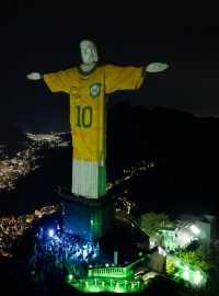 V Riu de Janeiro pomocí světel „oblékli“ do Pelého reprezentačního dresu s číslem 10 ikonickou sochu Krista Spasitele.
