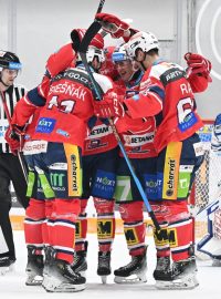 Hokejisté Pardubic vyhráli v předehrávce 47. kola extraligy na ledě Komety Brno 7:6 až v prodloužení a promarnili šanci posunout se do čela tabulky